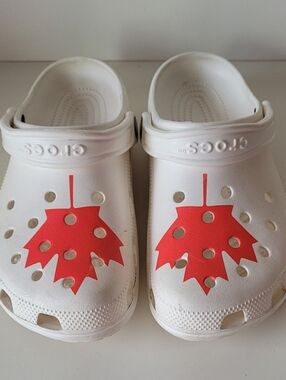 Crocs Canada Maple Leaf Unisex Womens 8 Mens 6
